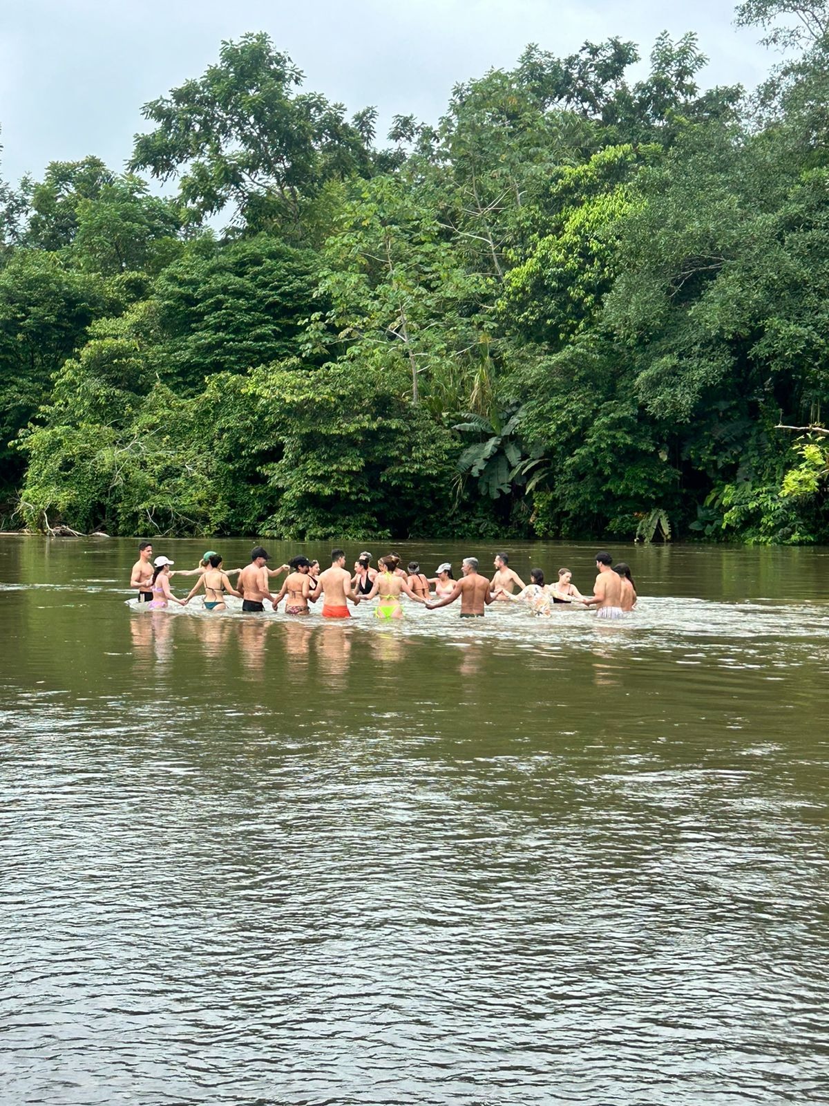 Grupo de viajeros en el río del Pacífico colombiano
